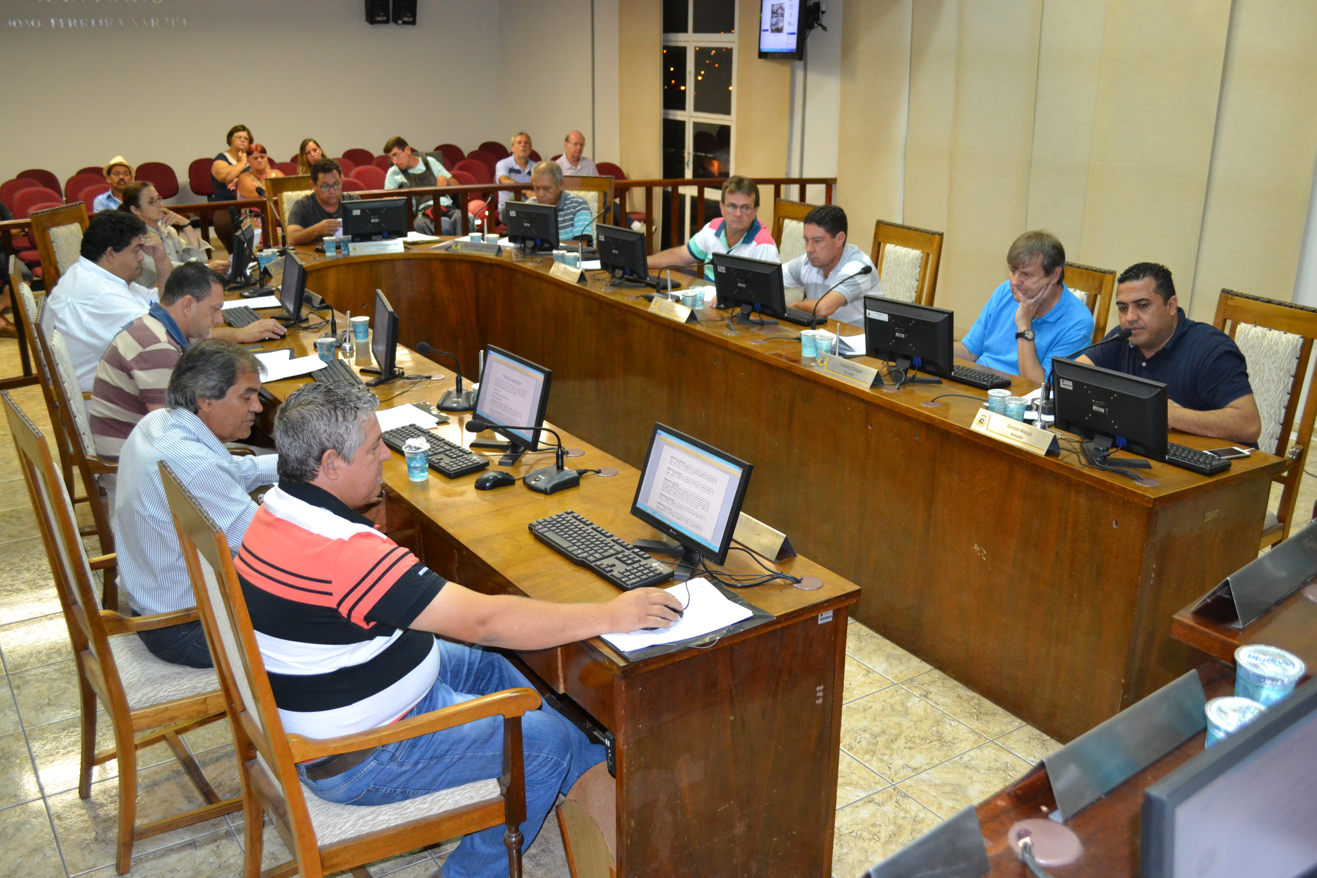 Plenário aprova ampliação no tempo de atendimento em bancos e debate Parada de Natal 2016