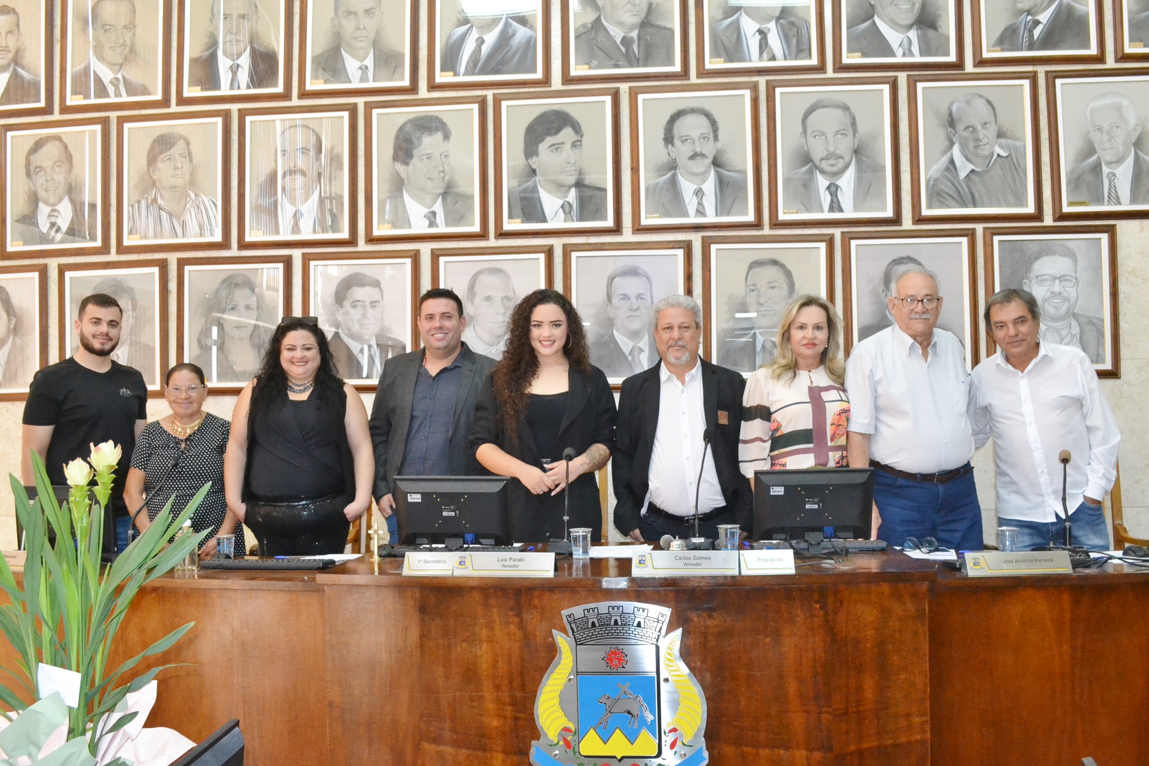 Câmara Municipal entrega Moção de Aplausos à cantora Nicole Felix