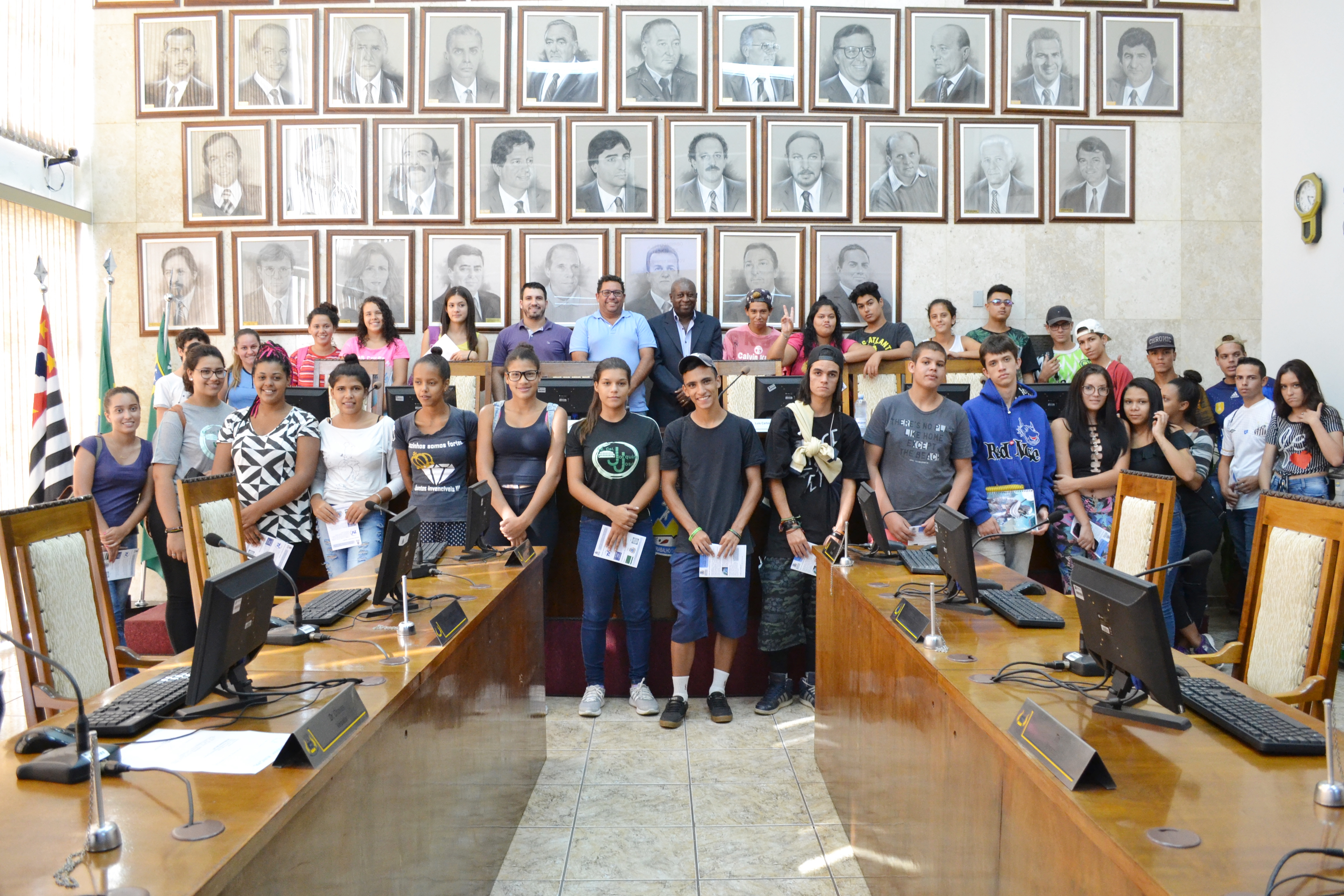 CÂMARA MUNICIPAL RECEBE ESTUDANTES DO GRUPO AÇÃO JOVEM