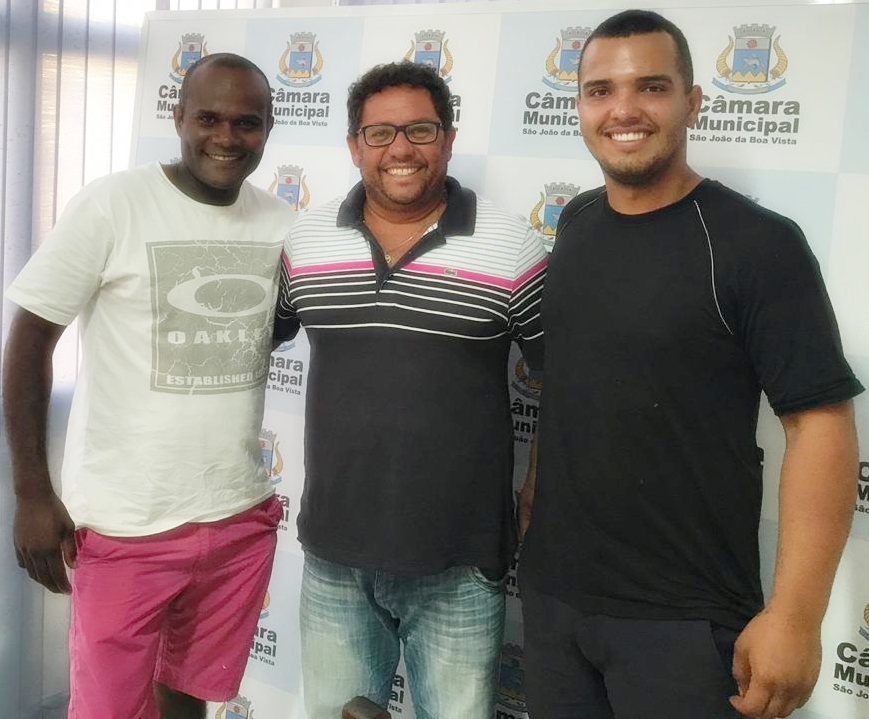 INFORMATIVO - VEREADOR RECEBE MUNÍCIPES NA CÂMARA MUNICIPAL