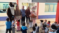 Presidente da Câmara visita escola no Santo Antonio e participa da entrega de ovos de Páscoa